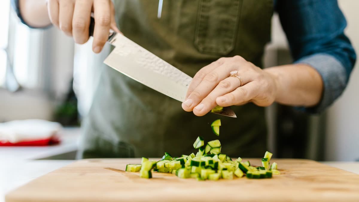 まな板で野菜を刻んでいる様子